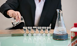 微醺不易醉，喝酒更尽兴，首选拓璞智能醒酒器